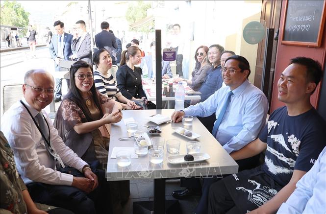 Prime Minister Pham Minh Chinh and his spouse on June 7 afternoon (local time) visit the family of Vo Ba Luan - the owner of a restaurant in Nice - as the Vietnamese leader is in France to attend the 3rd United Nations Ocean Conference. VNA Photo: Dương Giang


