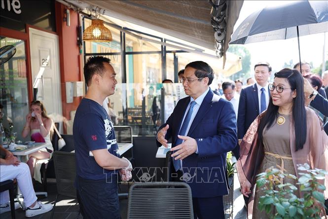 Prime Minister Pham Minh Chinh and his spouse on June 7 afternoon (local time) visit the family of Vo Ba Luan - the owner of a restaurant in Nice - as the Vietnamese leader is in France to attend the 3rd United Nations Ocean Conference. VNA Photo: Dương Giang


