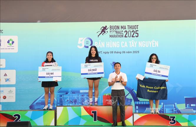 Ban tổ chức trao giải nội dung Nữ dưới 30 tuổi, cự ly 21km. Ảnh: Tuấn Anh – TTXVN