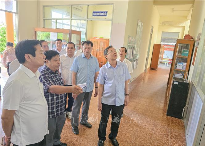Bí thư Thành ủy Cần Thơ Đỗ Thanh Bình và Chủ tịch UBND thành phố Trương Cảnh Tuyên khảo sát trụ sở xã Định Môn, huyện Thới Lai, dự kiến bố trí trụ sở xã Trường Thành, huyện Thới Lai sau sáp nhập. Ảnh: Thanh Liêm - TTXVN