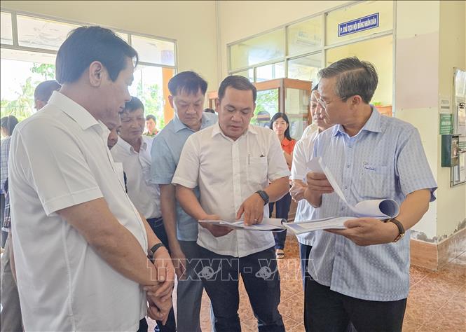 Bí thư Thành ủy Cần Thơ Đỗ Thanh Bình và Chủ tịch UBND thành phố Trương Cảnh Tuyên khảo sát trụ sở các xã phường dự kiến trở thành trụ sở mới sau sáp nhập. Ảnh: Thanh Liêm - TTXVN