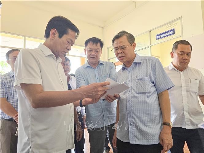 Bí thư Thành ủy Cần Thơ Đỗ Thanh Bình và Chủ tịch UBND thành phố Trương Cảnh Tuyên khảo sát trụ sở các xã phường dự kiến trở thành trụ sở mới sau sáp nhập. Ảnh: Thanh Liêm - TTXVN