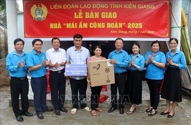 Công đoàn ngành Giáo dục trao tặng quà cho đoàn viên Nguyễn Thị Kim Khoa, công đoàn cơ sở Trường phổ thông Dân tộc nội trú THCS Giồng Riềng (huyện Giồng Riềng). Ảnh: Lê Huy Hải - TTXVN