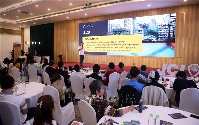 Đại biểu chia sẻ thông tin tại diễn đàn. Ảnh: Trần Lê Lâm - TTXVN