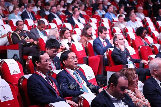 Phó Thủ tướng, Bộ trưởng Ngoại giao Bùi Thanh Sơn cùng các đại biểu tham dự Phiên bế mạc Diễn đàn Tài chính và Kinh tế Xanh của Hội nghị Đại dương Liên hợp quốc lần thứ ba (UNOC 3). Ảnh: Dương Giang-TTXVN 
