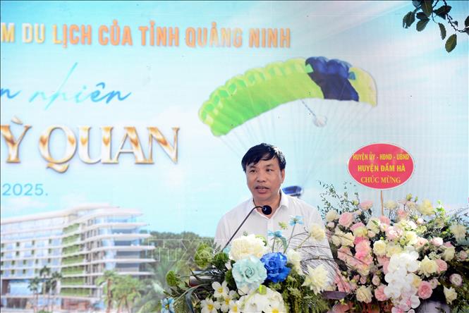 Ông Hoàng Vĩnh Khuyến, Chủ tịch UBND huyện Đầm Hà khẳng định du lịch biển là một trong những định hướng phát triển của địa phương. Ảnh: Thanh Vân- TTXVN