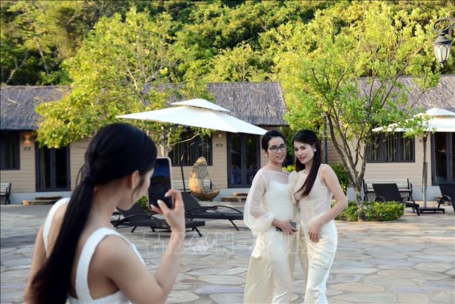 Du khách check-in tại Khu du lịch sinh thái đảo Đá Dựng (Đầm Hà). Ảnh: Thanh Vân- TTXVN