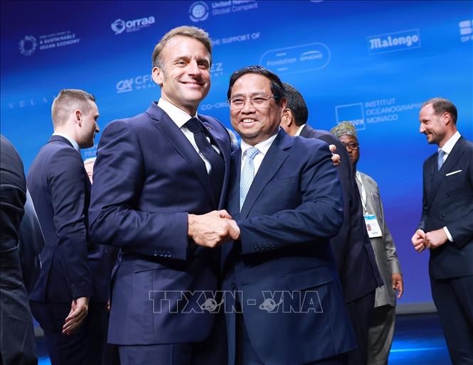 Thủ tướng Phạm Minh Chính và Tổng thống Cộng hòa Pháp Emmanuel Macron tại Diễn đàn Tài chính và Kinh tế Xanh. Ảnh: Dương Giang-TTXVN 
