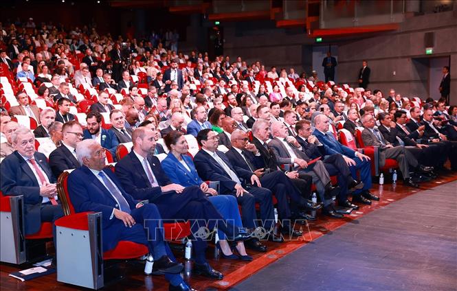 Thủ tướng Phạm Minh Chính và các đại biểu tham dự Diễn đàn Tài chính và Kinh tế Xanh tại Monaco. Ảnh: Dương Giang-TTXVN 
