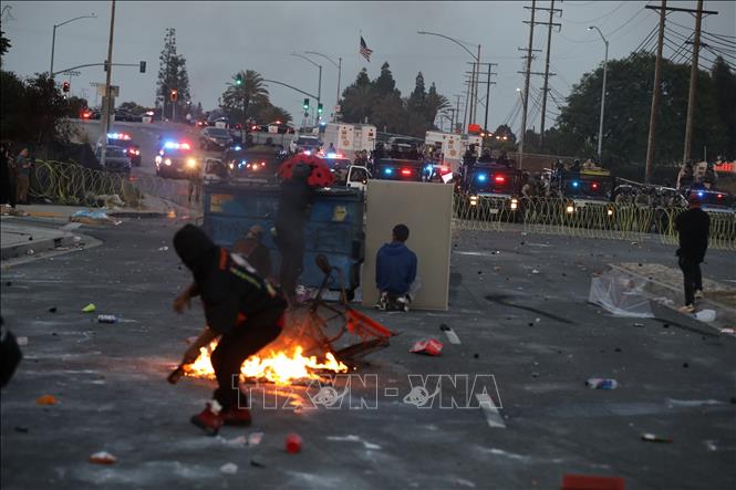 Người biểu tình đụng độ với các nhân viên liên bang tại thành phố Los Angeles, bang California, Mỹ ngày 7/6/2025. Ảnh: THX/TTXVN