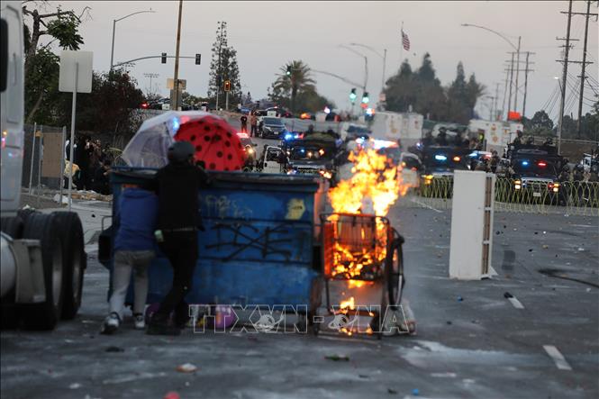 Người biểu tình đụng độ với các nhân viên liên bang tại thành phố Los Angeles, bang California, Mỹ ngày 7/6/2025. Ảnh: THX/TTXVN
