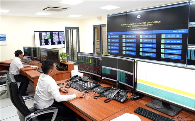Tiếp nhận thông tin và vận hành 21/21 trạm biến áp không người trực 9 tỉnh khu vực Miền Trung-Tây Nguyên tại Trung tâm giám sát vận hành trạm biến áp không người trực (B03) của Công ty TTĐ 3. Ảnh: Huy Hùng - TTXVN