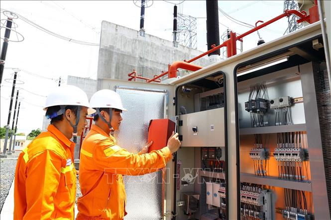 Công nhân TTĐ Khánh Hòa dùng thiết bị thông minh quét mã QR trên thiết bị tại TBA 500kV Vân Phong. Ảnh: Huy Hùng - TTXVN