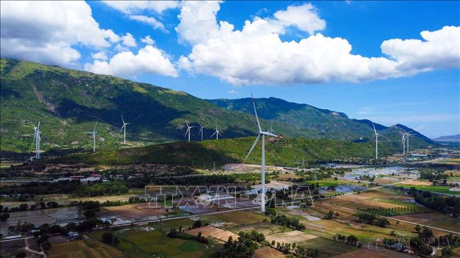 Trên địa bàn quản lý của PTC 3 tập trung nhiều nhà máy Năng lượng tái tạo, việc đẩy mạnh công nghệ vào vận hành đã góp phần nâng cao năng suất lao động, phát hiện sớm nguy cơ sự cố. Ảnh: Huy Hùng - TTXVN
