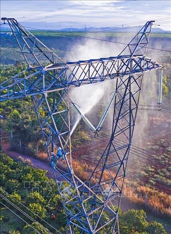 Truyền tải điện Gia Lai vệ sinh sứ Hotline đường dây 500kV mạch 1. Ảnh: Huy Hùng - TTXVN