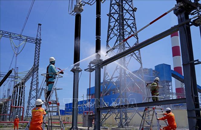 Truyền tải điện Khánh Hòa sử dụng công nghệ Hotline vệ sinh máy cắt trạm biến áp 500kV Vân Phong. Ảnh: Huy Hùng - TTXVN                               