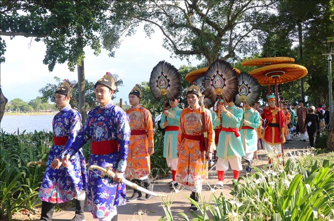 More than 1,000 people take part in the Vietnamese costume parade in Hue city on June 8. VNA Photo: Tường Vi