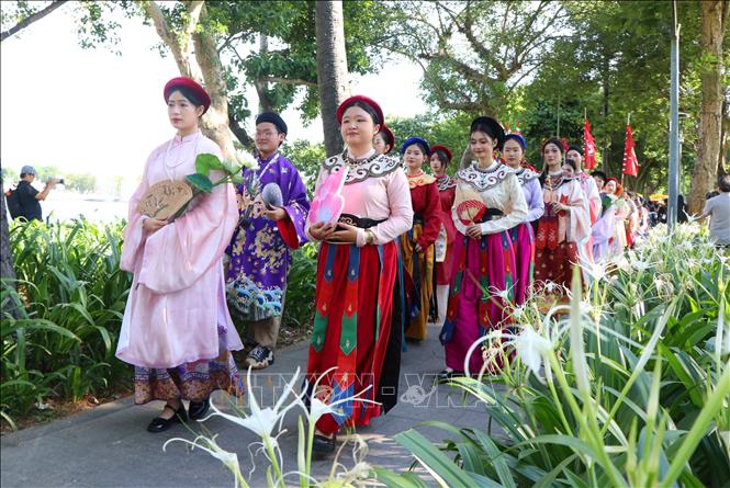 More than 1,000 people take part in the Vietnamese costume parade in Hue city on June 8. VNA Photo: Tường Vi