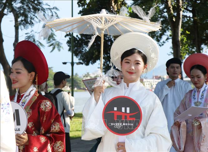 More than 1,000 people take part in the Vietnamese costume parade in Hue city on June 8. VNA Photo: Tường Vi