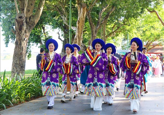 More than 1,000 people take part in the Vietnamese costume parade in Hue city on June 8. VNA Photo: Tường Vi
