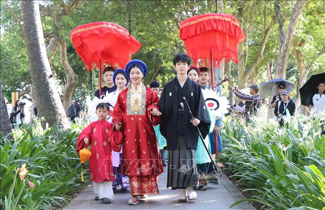 More than 1,000 people take part in the Vietnamese costume parade in Hue city on June 8. VNA Photo: Tường Vi