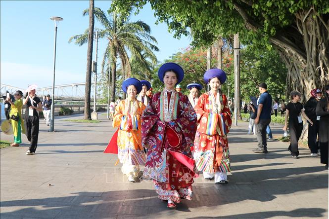 More than 1,000 people take part in the Vietnamese costume parade in Hue city on June 8. VNA Photo: Tường Vi