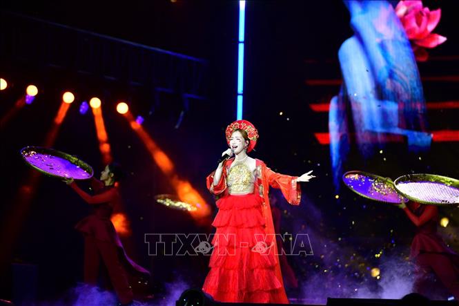Ca sĩ Hòa Minzy biểu diễn trong đêm Gala âm nhạc. Ảnh: Linh Sơn-TTXVN