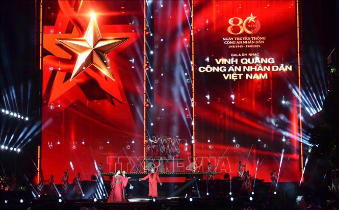 Gala âm nhạc “Vinh quang Công an nhân dân Việt Nam”. Ảnh: Linh Sơn-TTXVN