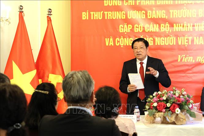 Đồng chí Phan Đình Trạc, Ủy viên Bộ Chính trị, Bí thư Trung ương Đảng, Trưởng Ban Nội chính Trung ương gặp gỡ cán bộ Đại sứ quán Việt Nam và đại diện kiều bào Việt Nam tại Áo. Ảnh: Thu Hằng - PV TTXVN tại châu Âu