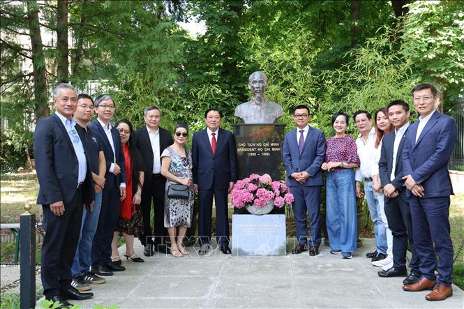 Đồng chí Phan Đình Trạc, Ủy viên Bộ Chính trị, Bí thư Trung ương Đảng, Trưởng Ban Nội chính Trung ương chụp ảnh lưu niệm cùng đại diện kiều bào Việt Nam tại Áo trong khuôn viên Đại sứ quán Việt Nam. Ảnh: Thu Hằng - PV TTXVN tại châu Âu