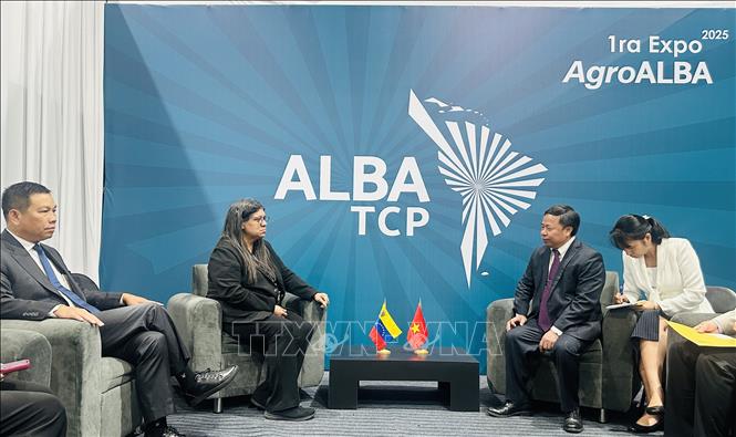 Quang cảnh buổi làm việc giữa Thứ trưởng Bộ Ngoại giao Venezuela Tatiana Pugh và Giáo sư, Tiến sỹ Nguyễn Hồng Sơn – Giám đốc Viện Khoa học Nông nghiệp Việt Nam (VAAS). Ảnh: ĐSQ cung cấp