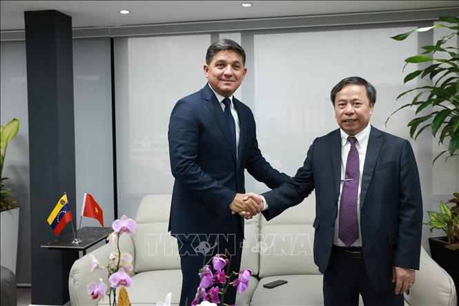 Ông Jorge Márquez, Phó Tổng thống Venezuela kiêm Chủ tịch phân ban Ủy ban liên Chính phủ Venezuela – Việt Nam chụp ảnh chung cùng Giáo sư, Tiến sỹ Nguyễn Hồng Sơn – Giám đốc Viện Khoa học Nông nghiệp Việt Nam (VAAS). Ảnh: ĐSQ cung cấp