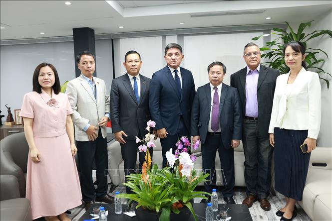 Ông Jorge Márquez, Phó Tổng thống Venezuela kiêm Chủ tịch phân ban Ủy ban liên Chính phủ Venezuela – Việt Nam chụp ảnh chung cùng đoàn công tác. Ảnh: ĐSQ cung cấp