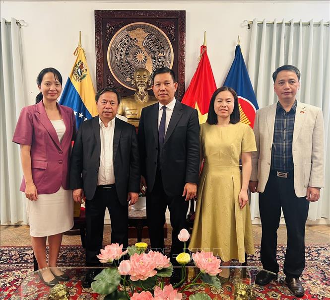 Đoàn công tác chụp ảnh chung cùng Đại sứ Việt Nam tại Venezuela Vũ Trung Mỹ. Ảnh: ĐSQ cung cấp
