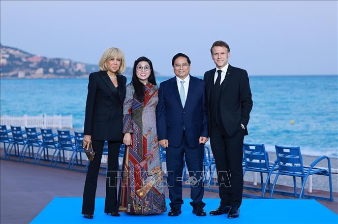 Prime Minister Pham Minh Chinh and his spouse and French President Emmanuel Macron and his spouse. VNA Photo: Dương Giang
