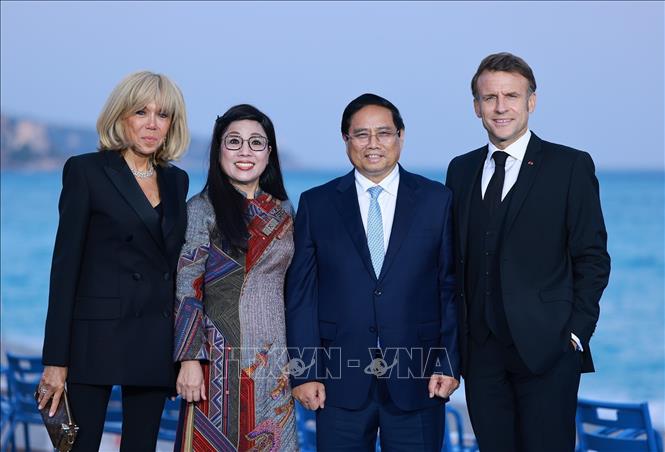French President Emmanuel Macron and his spouse welcome Prime Minister Pham Minh Chinh and his spouse. VNA Photo: Dương Giang