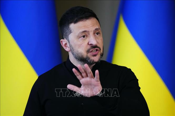 Tổng thống Ukraine Volodymyr Zelensky phát biểu trong cuộc họp báo tại Kiev. Ảnh: Kyodo/TTXVN