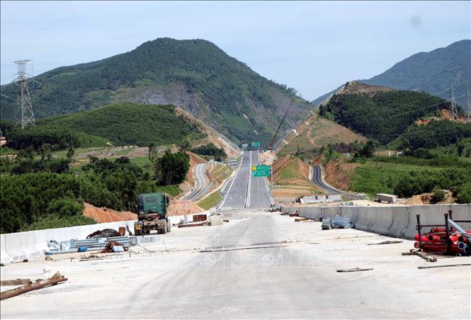 Thi công cao tốc Vũng Áng-Bùng, đoạn qua tỉnh Hà Tĩnh. Ảnh: Công Tường-TTXVN