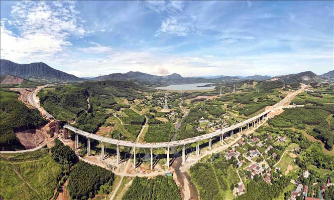 Cầu số 1 thuộc cao tốc Vũng Áng-Bùng, đoạn qua xã Kỳ Hoa, thị xã Kỳ Anh (Hà Tĩnh). Ảnh: Công Tường-TTXVN