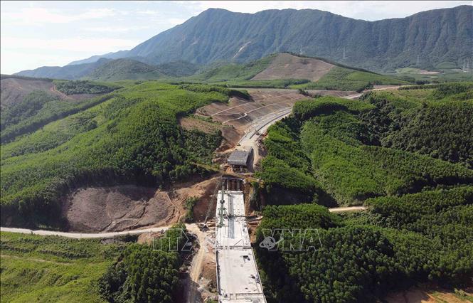 Cầu số 1 cao tốc Vũng Áng-Bùng thuộc xã Kỳ Hoa, thị xã Kỳ Anh (Hà Tĩnh) còn hai nhịp chưa thi công. Ảnh: Công Tường-TTXVN