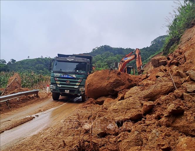 Lực lượng chức năng triển khai phắc phục tại các điểm sạt lở nghiêm trọng trên đường tỉnh 177 tuyến Bắc Quang đi Hoàng Su Phì. Ảnh: Đức Thọ - TTXVN.