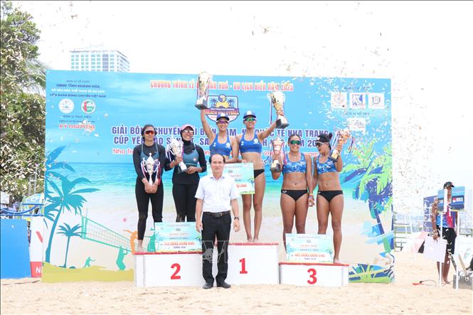 Đội tuyển nữ Việt Nam giơ cao cúp vô địch sau lễ trao giải tại bãi biển Nha Trang. Ảnh: Đặng Tuấn -TTXVN