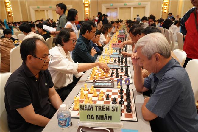Các kỳ thủ lứa tuổi trên 50 thi đấu tại giải. Ảnh: Huỳnh Sơn-TTXVN