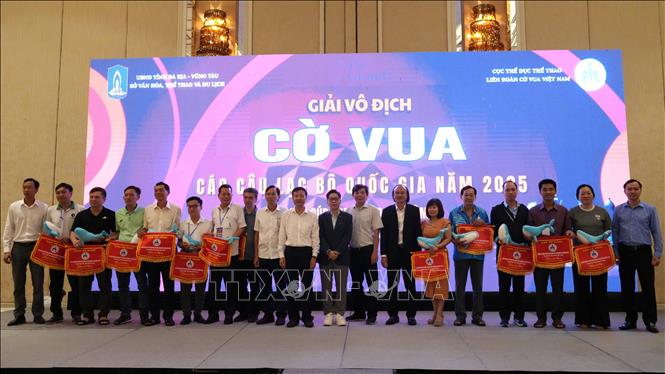Ban tổ chức trao cờ lưu niệm cho các đơn vị về tham dự giải. Ảnh: Huỳnh Sơn-TTXVN