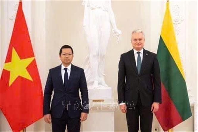 Đại sứ Việt Nam tại Ba Lan kiêm nhiệm Litva Hà Hoàng Hải (trái). Ảnh: TTXVN phát