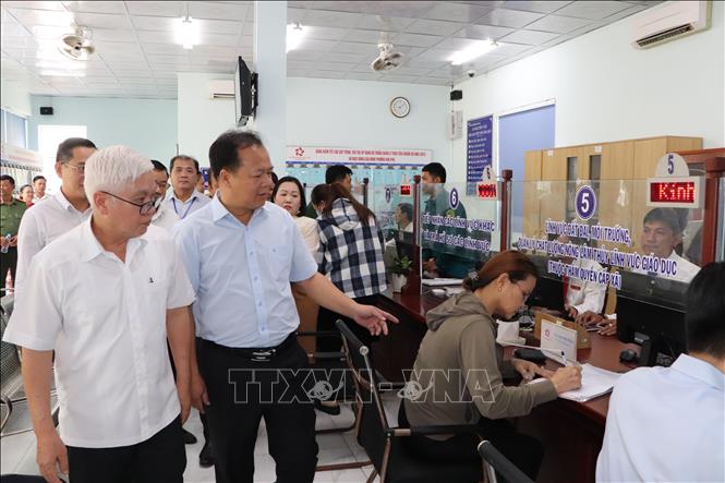 Bộ phận một cửa Phường Bình Dương sẵn sàng tiếp nhận và giải quyết thủ tục hành chính phục vụ người dân, doanh nghiệp. Ảnh: Văn Hướng - TTXVN