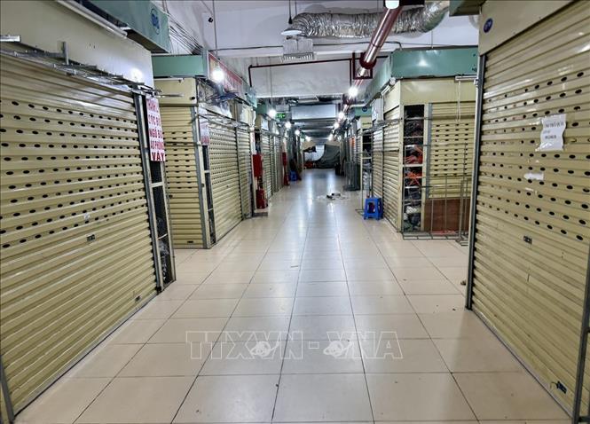 Nhiều gian hàng trên tầng 3 của chợ Đồng Xuân không còn mở cửa hoạt động, dù là thời điểm cao điểm trong ngày. Ảnh: Quốc Lũy - TTXVN