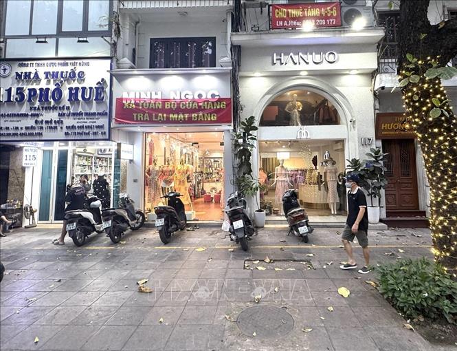 Tình trạng treo biển xả hàng cũng diễn ra trên phố Huế. Ảnh: Quốc Lũy - TTXVN