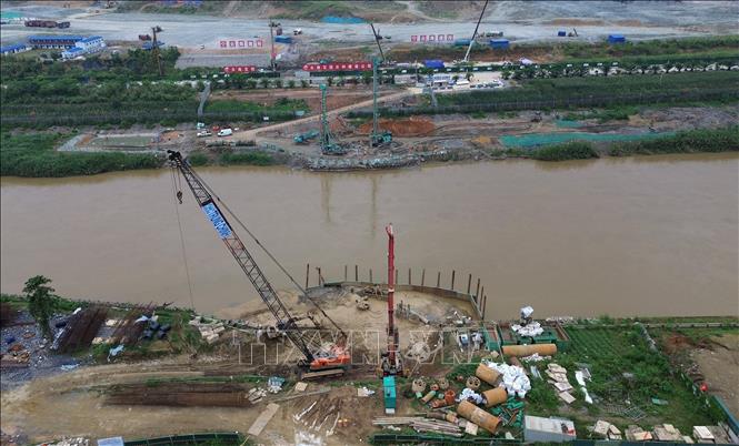 Triển khai thi công khoan nhồi trụ T8, T9 dưới sông, thuộc xã Bản Vược, huyện Bát Xát, tỉnh Lào Cai. Ảnh: Quốc Khánh - TTXVN