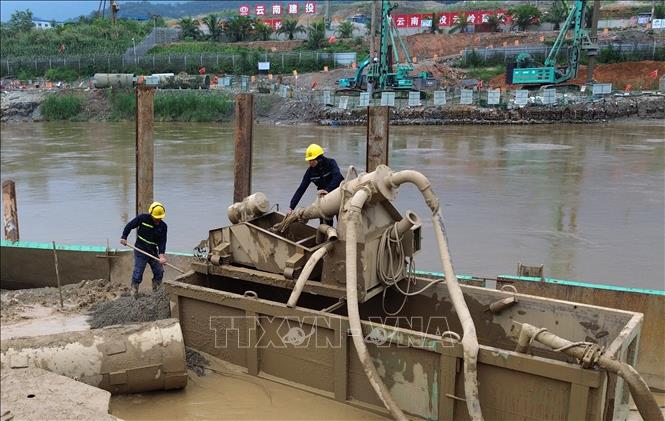 Triển khai thi công khoan nhồi trụ T8, T9 dưới sông, thuộc xã Bản Vược, huyện Bát Xát, tỉnh Lào Cai. Ảnh: Quốc Khánh - TTXVN